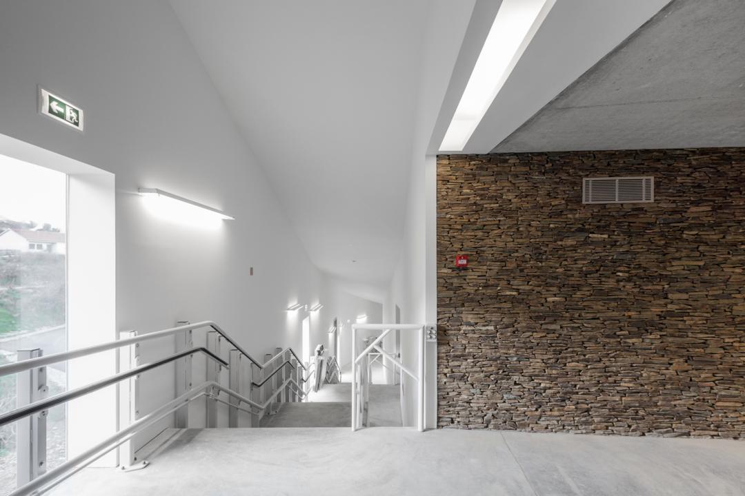 Corredor de ligação entre áreas funcionais (Social, Alojamento e Treino).